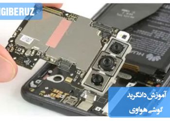 گوشی هواوی متصل به کامپیوتر در حال نصب نسخه قدیمیتر سیستمعامل با نرمافزار مخصوص دانگرید.