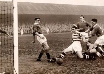 تصویر تاریخی فوتبال که نشاندهنده تکامل این ورزش از آغاز تا امروز است، با اشاره به پیشرفتهای مهم و تحولات آن در سطح جهانی.